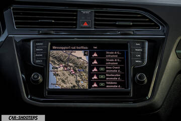Volkswagen Tiguan – dashboard, touchscreen infotainment system