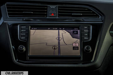 Volkswagen Tiguan – dashboard, touchscreen infotainment system display