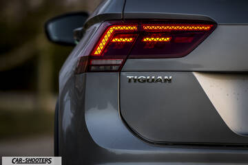 Volkswagen Tiguan – rear view, grey with illuminated taillight