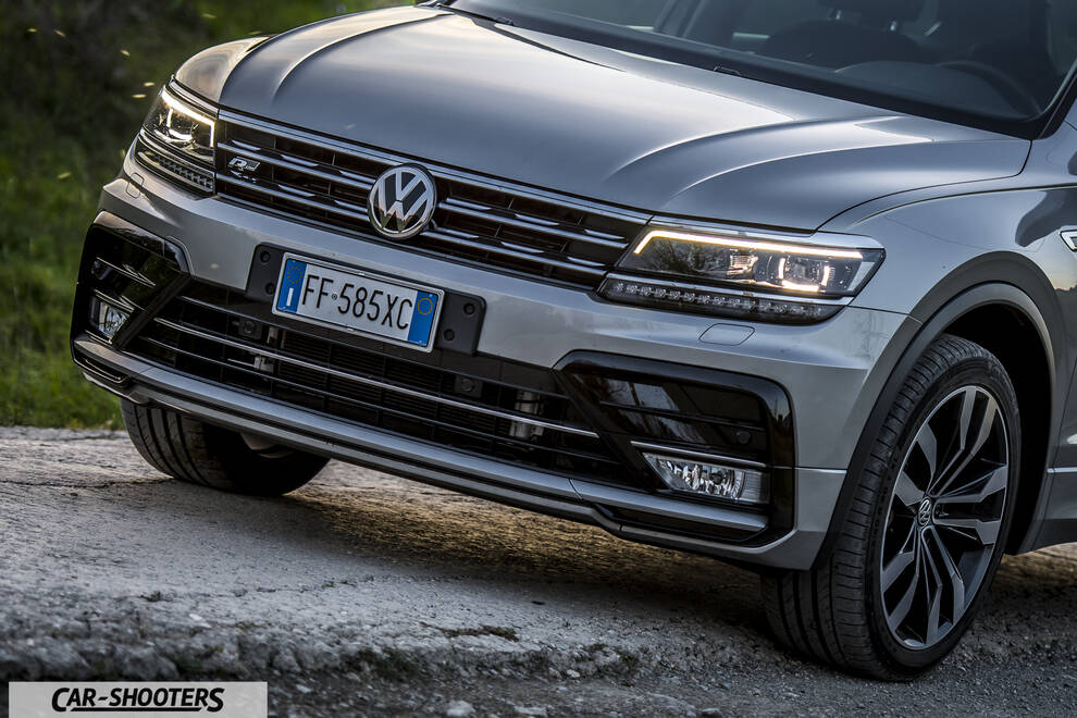 Volkswagen Tiguan – front three-quarter, silver metallic on a paved road