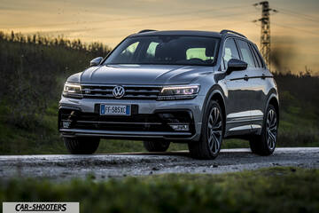 Volkswagen Tiguan – front three-quarter, grey metallic on a country road