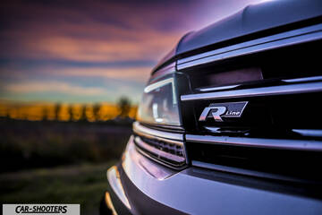 Volkswagen Tiguan – detail, against a sunset sky backdrop