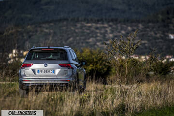 Volkswagen Tiguan – rear view, silver metallic against a mountain backdrop