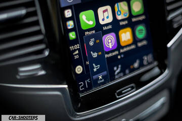 Volvo XC90 – dashboard, infotainment display with apple carplay