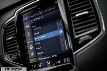 Volvo XC90 – dashboard, vertical touchscreen infotainment system