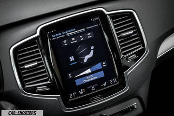 Volvo XC90 – dashboard, large vertical touchscreen display