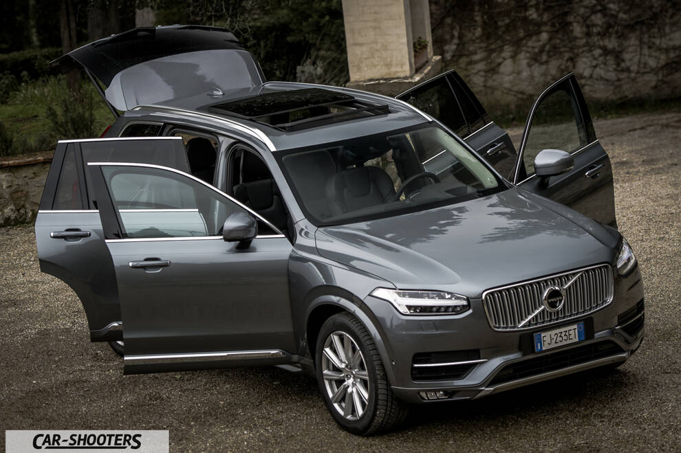 Volvo XC90 – front three-quarter, grey metallic parked on a gravel driveway
