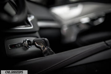 Volvo XC90 – interior, gear shifter close-up