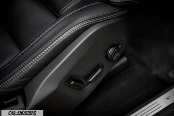 Volvo XC90 – interior, leather front seats