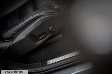 Volvo XC90 – interior, leather front seats