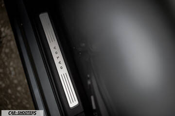 Volvo XC90 – detail, door sill plate close-up