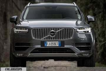 Volvo XC90 – front three-quarter, grey metallic on a dirt road