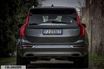 Volvo XC90 – rear view, grey metallic on a narrow street