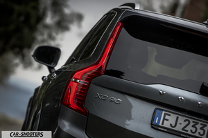 Volvo XC90 – rear three-quarter, grey metallic against a blurred background