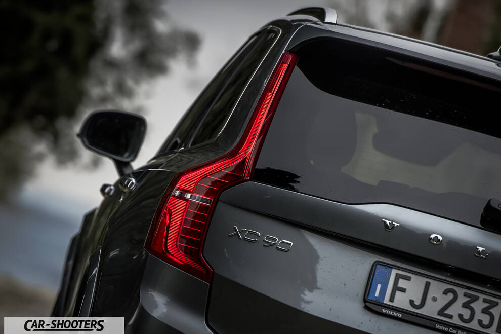 Volvo XC90 – rear three-quarter, grey metallic against a blurred background