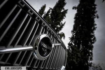 Volvo XC90 – detail, grille and emblem close-up