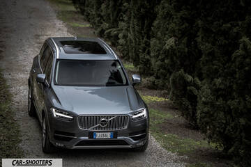 Volvo XC90 – front three-quarter, grey metallic on a dirt road