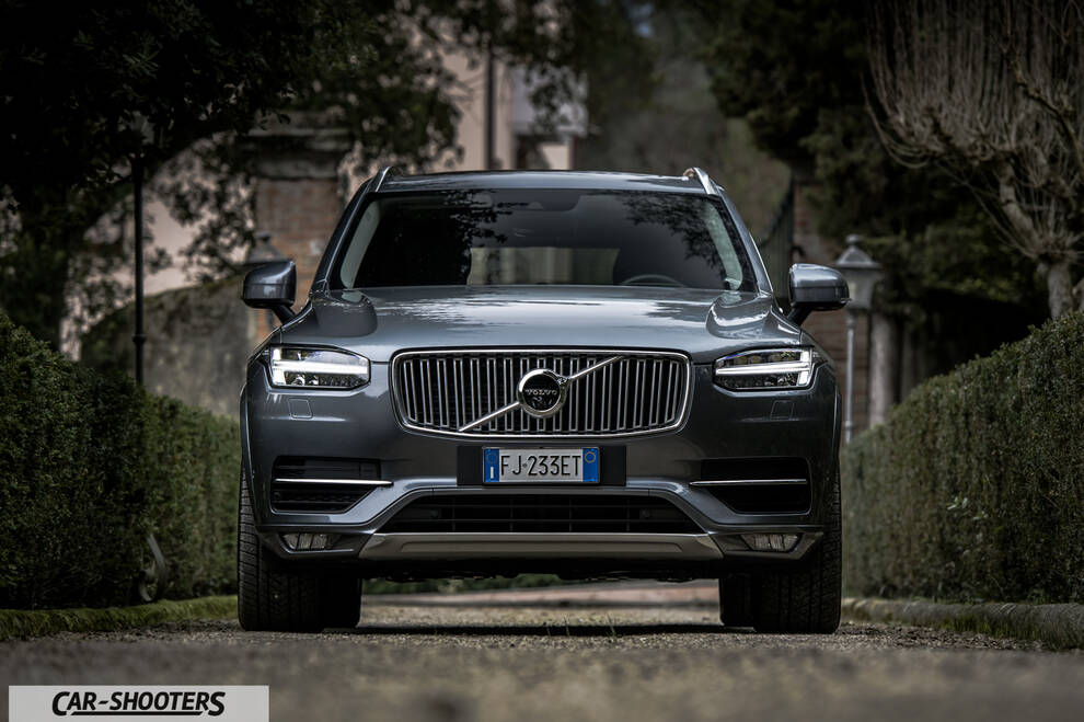 Volvo XC90 – front three-quarter, grey metallic on a narrow street