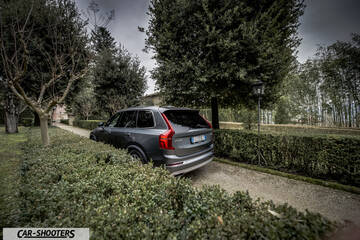 Volvo XC90 – rear three-quarter, grey metallic on a gravel driveway