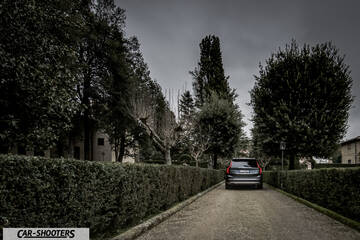 Volvo XC90 – rear view, dark grey on a tree lined path