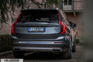 Volvo XC90 – rear view, grey metallic parked near a historic building