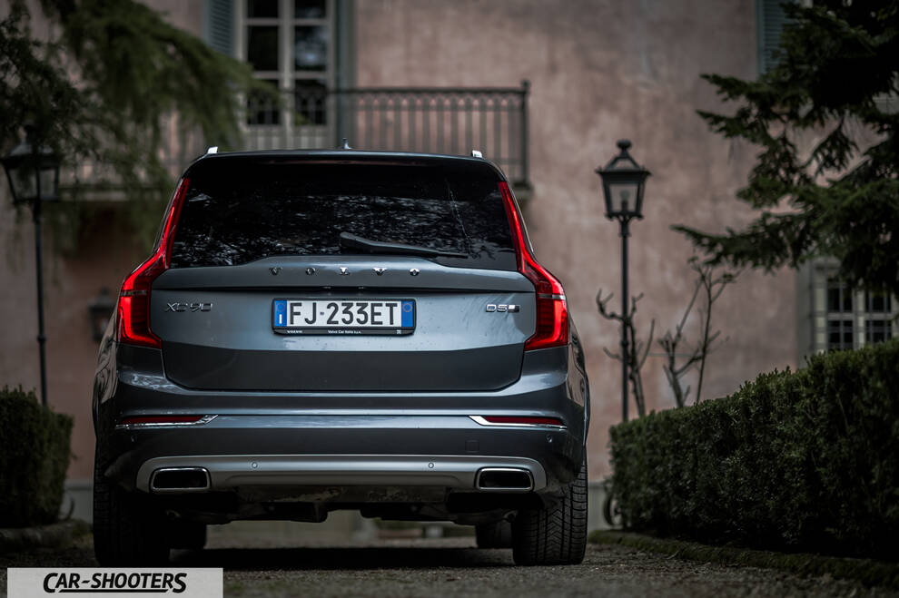Volvo XC90 – rear view, grey metallic in a courtyard