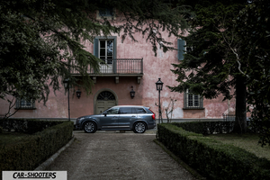 Volvo XC90 – side profile, grey metallic parked in a courtyard