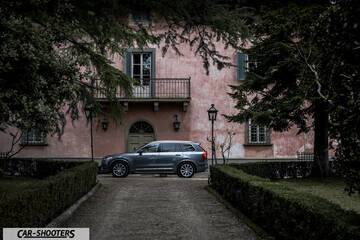 Volvo XC90 – side profile, grey metallic parked in a courtyard