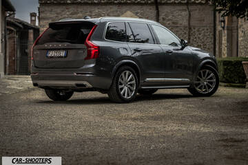 Volvo XC90 – rear three-quarter, dark grey metallic in an old village street