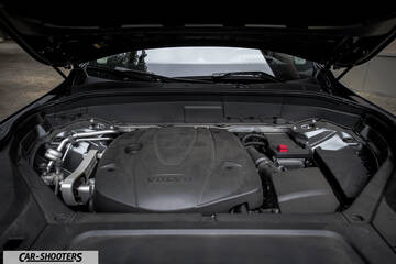 Volvo XC90 – engine bay, engine cover with volvo branding