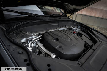 Volvo XC90 – engine bay, plastic engine cover and suspension struts