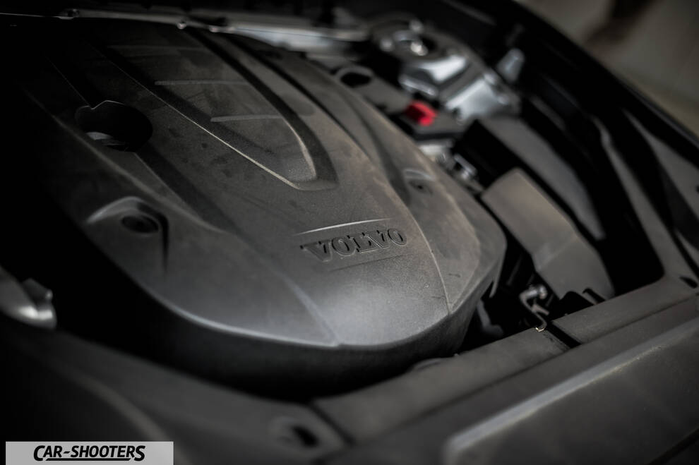 Volvo XC90 – engine bay, engine cover with logo