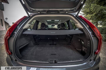 Volvo XC90 – interior, spacious cargo area with open tailgate