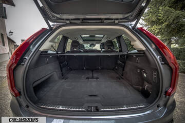Volvo XC90 – rear view, grey metallic with open tailgate and cargo area