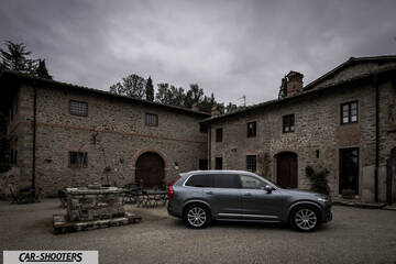 Volvo XC90 – side profile, grey metallic in an old Italian courtyard