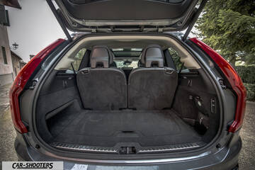 Volvo XC90 – interior, spacious cargo area with open tailgate