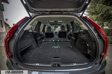 Volvo XC90 – interior, spacious cargo area with folded seats