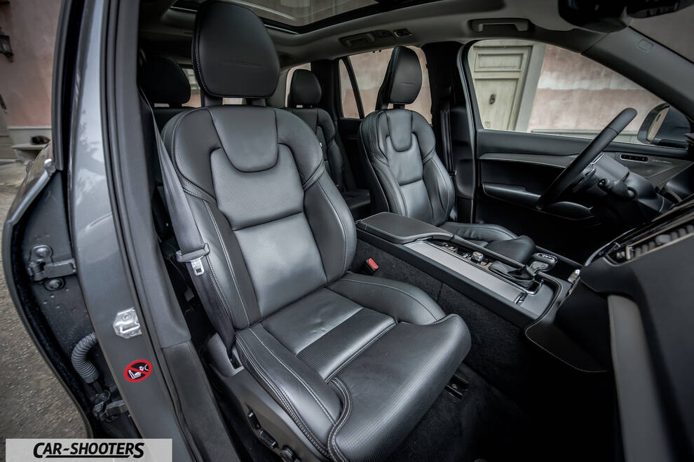 Volvo XC90 – interior, leather front seats