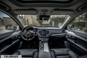 Volvo XC90 – dashboard, leather front seats