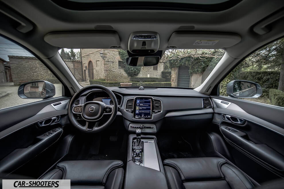 Volvo XC90 – dashboard, leather front seats
