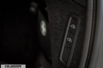 Volvo XC90 – detail, trunk release buttons close-up