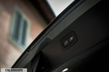 Volvo XC90 – detail, trunk lid close button