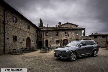 Volvo XC90 – front three-quarter, grey in an Italian courtyard