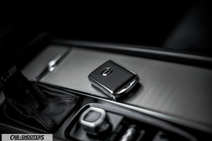 Volvo XC90 – detail, car key on center console