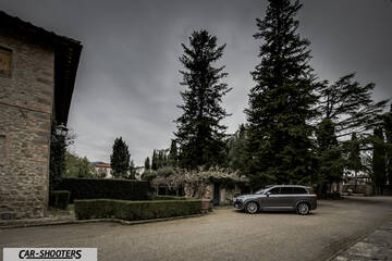 Volvo XC90 – side profile, grey metallic parked near old stone buildings