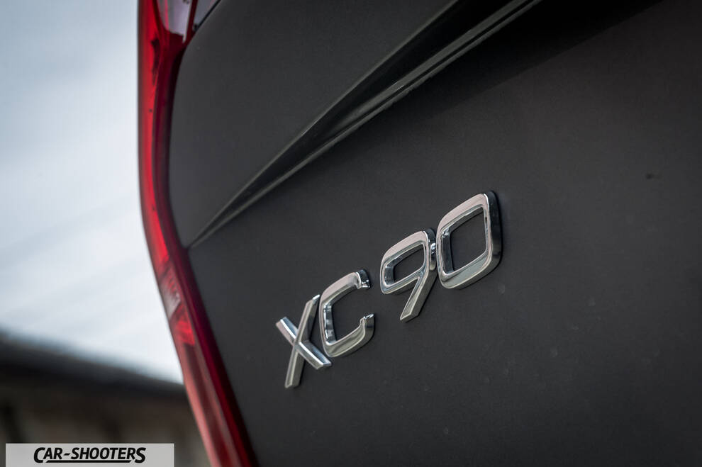 Volvo XC90 – detail, rear badge close-up