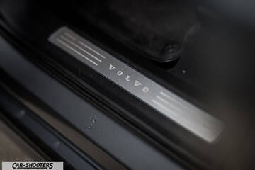 Volvo XC90 – detail, door sill scuff plate close-up