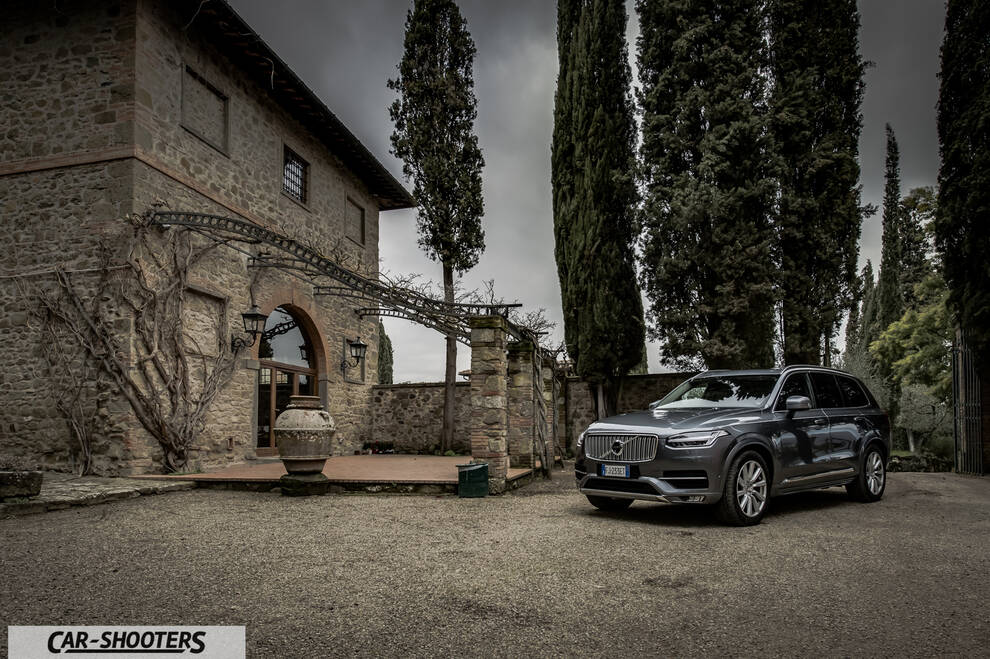 Volvo XC90 – front three-quarter, grey metallic parked by a rustic villa