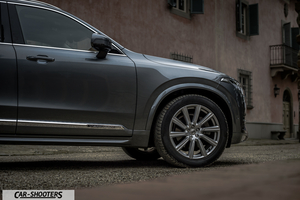 Volvo XC90 – side profile, grey metallic parked beside a building