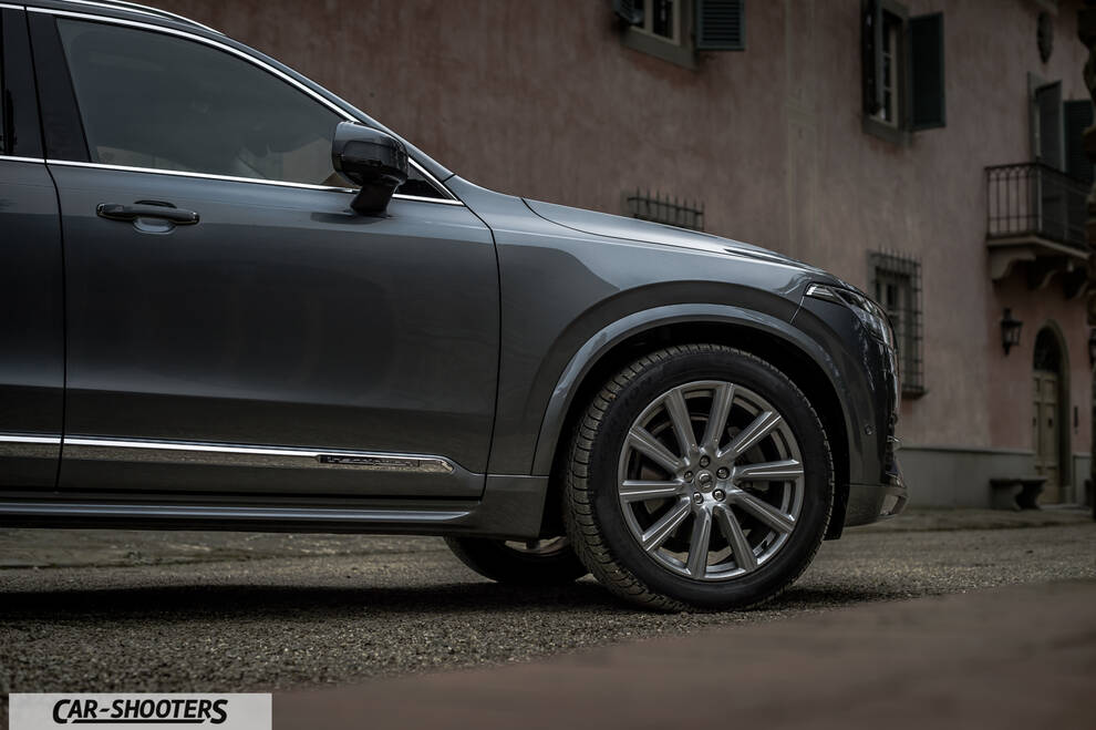 Volvo XC90 – side profile, grey metallic parked beside a building